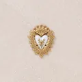 Dettaglio di un ciondolo a cuore vintage placcato in oro con corona e smalto bianco - Cuore con Corona / Bianco