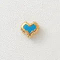 Detailansicht eines vergoldeten Edelstahl Pixel-Herzanhängers mit blauem Emaille-Inlay - Blaues Herz