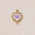 Vista macro dettagliata di un ciondolo a cuore vintage dorato con farfalla viola. - Farfalla Cuore / Viola