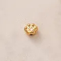Vue macro détaillée d'une perle en forme de patte dorée avec émail rose pour bijoux DIY créatifs - Patte de Chat Rose Blanche