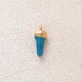 Nahaufnahme eines blau emaillierten, vergoldeten Chilipfeffer-Anhängers für DIY-Schmuck. - Blaue Kleine Chili