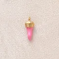 Nahaufnahme eines rosafarbenen Emaille-Chili-Anhängers mit goldener Krone für DIY - Rosa Kleine Chili