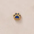 Detaillierte Makroansicht eines vergoldeten Pfotenanhängers aus Edelstahl mit blauem Emaille - Blaue Pfote