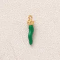 Detailansicht eines grünen Emaille-Chili-Anhängers mit Goldbeschichtung für DIY-Schmuck - Grüne Dünne Chili