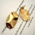 Detalle de fornituras para pendientes de acero inoxidable dorado con textura plegada - Accesorio de botón geométrico irregular arrugado / 25*15.5*1mm / Dorado