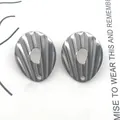 Vista dettagliata di basi ovali in acciaio rigato per orecchini fai-da-te handmade. - Stile Ovale a Righe (DN13-6) / 2.2x1.8cm / Colore acciaio