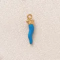 Detailansicht eines vergoldeten blauen Emaille-Hornanhängers für DIY-Schmuckherstellung - Blaue Dünne Chili