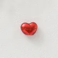 Nahaufnahme eines roten emaillierten Pixelherz-Anhängers für DIY-Halsketten. - Rotes Pixelherz