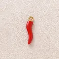 Detailansicht eines roten Emaille-Chili-Anhängers mit vergoldeter Öse aus Edelstahl - Rote Chili