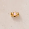 Gros plan sur perle bonbon dorée avec motif lapin en émail rose pour bijoux DIY - Bonbon Rose