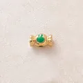 Vue détaillée d'une perle bonbon dorée avec un motif de patte de lapin en émail vert - Bonbons verts