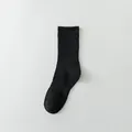Hochwertige schwarze mittelhohe Sportsocken aus Baumwolle mit geripptem Design für Damen - High-Top / 1 Paar / Schwarz