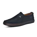 Gros plan d'un mocassin en cuir noir cousu main avec détails perforés respirants - 38 / Noir