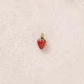 Piccolo ciondolo a fragola placcato oro con smalto rosso per creazione gioielli DIY. - Mini Fragola Rossa