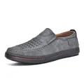 Vue détaillée des coutures faites à la main et du cuir perforé sur chaussures grises - 38 / Gris
