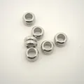 Makrodetail von Edelstahl-Abstandsperlen mit doppellinigem Wellenmuster-Struktur - 7mm*5mm*4mm / Stahlfarbe