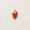 Vergoldeter Anhänger in Erdbeerform aus Emaille für DIY-Schmuck - Kleine Erdbeere