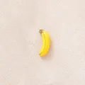 Piccolo ciondolo a forma di banana in smalto giallo placcato oro per creazione gioielli - Banana
