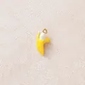 Ciondolo in smalto a forma di banana gialla con asola dorata per creazione di gioielli DIY - Banana Sbucciata