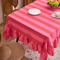 Nappe de style bohème en coton et lin à rayures roses et rouges avec bordure à volants chic - Ronde 150cm / Rayures Rouge et Rose à Volants