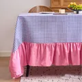 Tovaglia a quadretti blu e bianchi con decorativo bordo a volant rosa per tavoli grandi - Quadretti Blu con Volant Rosa