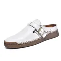 Klassische weiße Leder-Loafer mit Schnalle und brauner Sohle mit Ziernähten - 36 / Weiß