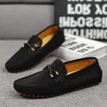 Mocassini da uomo neri traforati di qualità con design slip-on e accenti dorati eleganti - 38 / Nero
