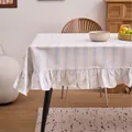 Mantel de rayas azules y blancas con elegantes bordes decorativos de volantes para comedor - 90x90cm / Azul Cielo Tres Rayas Horizontales Borde de Volantes