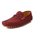 Herren-Slipper aus weinrotem Wildleder mit Laser-Lochmuster und weicher Gummisohle - 38 / Rot