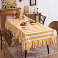 Gezellig geel-wit gestreept rechthoekig tafelkleed met elegante ruches aan de randen - 152x152cm / Geel en wit gestreepte ruches