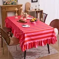 Stijlvol rood en roze gestreept fluwelen tafelkleed met ruches voor rechthoekige tafels - 152x152cm / Rood en Roze Gestreepte Rüsche