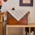 Japanische Tischdecke aus Baumwollleinen mit Streifen auf einer vintage Holzkiste - 60x60cm / Khaki Drei Streifen
