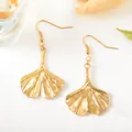 Boucles d'oreilles pendantes élégantes en forme de feuille de ginkgo dorée chic. - Style Feuille de Ginkgo (UB601) / Une Paire / Or