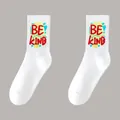 Chaussettes de sport en coton blanc à mi-mollet avec imprimé graphique 'BE KIND' - Taille Unique 36-47 / Style Graffiti Be Kind Blanc (Chaussettes K2-Original)