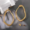 Boucles d'oreilles créoles irrégulières en acier titane doré au design minimaliste - Anneau Géométrique Irrégulier (UB609) / Une Paire / Or
