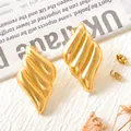 Boucles d'oreilles vintage en forme de feuille d'or en acier inoxydable poli pour femme - Style Texture de Vague 3D (UB619) / Une Paire / Or