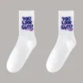 Chaussettes en coton blanc avec slogan YOU LOOK CUTE! et motif violet imprimé. - Taille Unique 36-47 / Style Graffiti You Look Cute Blanc (Chaussettes K2-Original)
