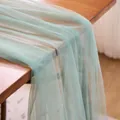 Weicher minzgrüner Tüllstoff, elegant drapiert auf einem Holztisch für die Hochzeitsdeko - 75x180cm / Grün