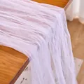 Elegantes weißes, transparentes Tüll-Gewebe, drapiert über Holztisch für Hochzeitsdeko. - 75x180cm / Weiß