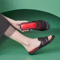 Mules élégantes en dentelle noire avec semelle rouge pour un style d'été sophistiqué - 35 / Noir