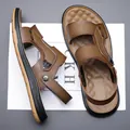 Hochwertige braune Herren-Strandsandalen aus Leder mit vielseitigem Fersenriemen. - 38 / Khaki