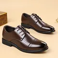 Scarpe stringate da uomo in pelle marrone traforata con design traspirante e suola spessa. - 38 / Marrone Traforato