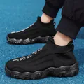 Schwarze, atmungsaktive Fly-Knit-Sneaker mit stylischer Sohle im weißen Spritzmuster - Ganz Schwarz