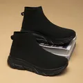Vollschwarze atmungsaktive Flyknit Socken-Sneaker mit dicken gedämpften Sohlen zum Laufen - Schwarz