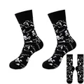 Stylische schwarze Halloween-Socken mit weißen Geist- und Totenkopf-Doodle-Mustern für Herren - Einheitsgröße / Text-Graffiti Muster (Stil 05)