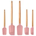 Detailansicht von rosa Silikon-Backspatel-Set mit Holzgriffen für vielseitiges Rühren und Backen - Rosa 5-teiliges Set