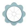 Draufsicht auf einen blumenförmigen Apfelschneider aus Edelstahl in mattem Pastellblau. - Blau