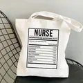 Detailansicht des kreativen Krankenschwester-Aufdrucks auf einer weißen Harajuku Segeltuchtasche - Lustige Nährwerttabelle Stil / L