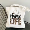 Detailansicht einer weißen Canvas-Tragetasche mit modischem Leopard-Nurse-LIFE-Druck und Herz - Krankenschwester Leben Leopard Druck (24) / 35*40cm