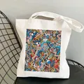 Detailansicht eines bunten Krankenschwester-Drucks auf einer weißen Canvas-Tasche - Medizinische Doodle Illustration Stil / L